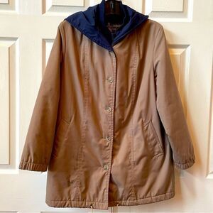 London Fog Ladies Rain Coat with Blue Quilted Lining and Hood size 10 EUC